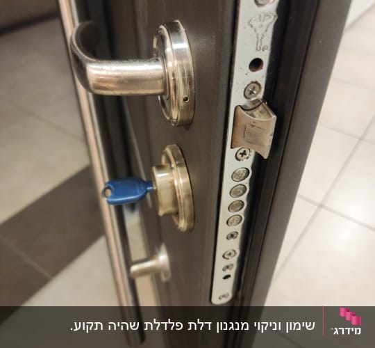 מנעול בדלת